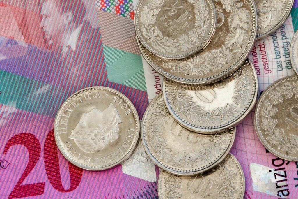 money 1704039 1280