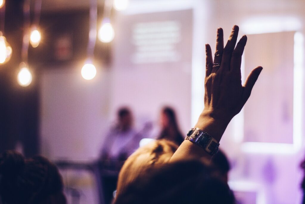 Photo par Marcos Luiz Photograph person raising hand