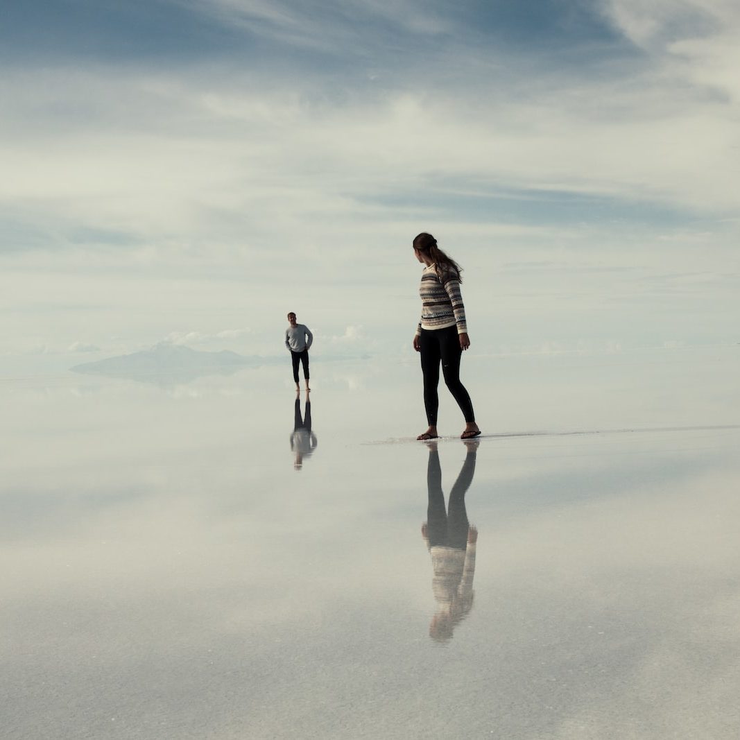 Photo par Peter Conlan man and woman walking on clouds