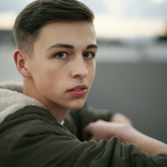 Photo par Christopher Campbell man wearing hoodie
