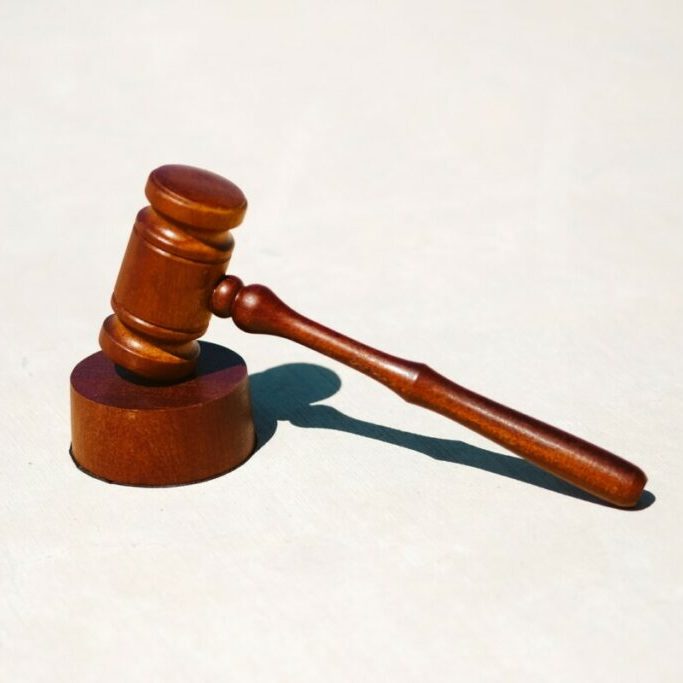 Photo par Tingey Injury Law Firm brown wooden tool on white surface